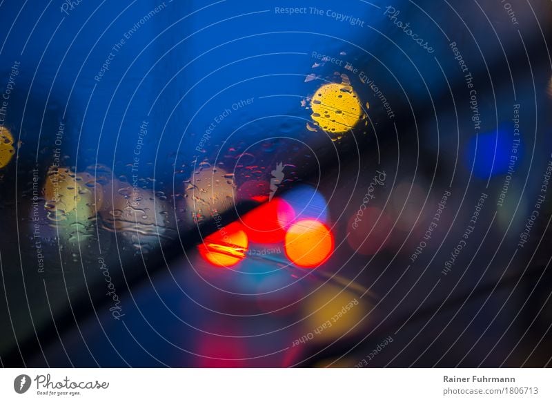 Auto fahren bei Dunkelheit, Regen und schlechter Sicht Straßenverkehr PKW dunkel Stadt Farbfoto Außenaufnahme Dämmerung Nacht Licht Reflexion & Spiegelung