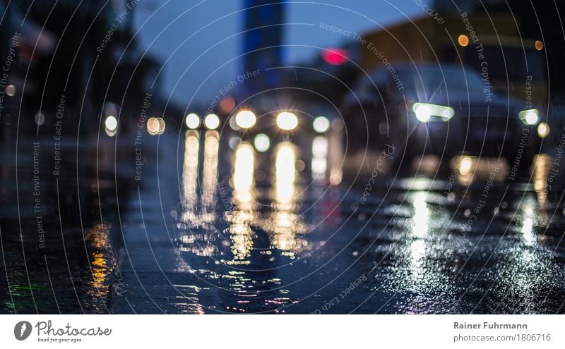 regennasse Strassen in einer großen Stadt Berufsverkehr Straßenverkehr Autofahren Fahrzeug PKW "Spiegelung Regen Nässe Lichter Scheinwerfer Kreuzung eilig"