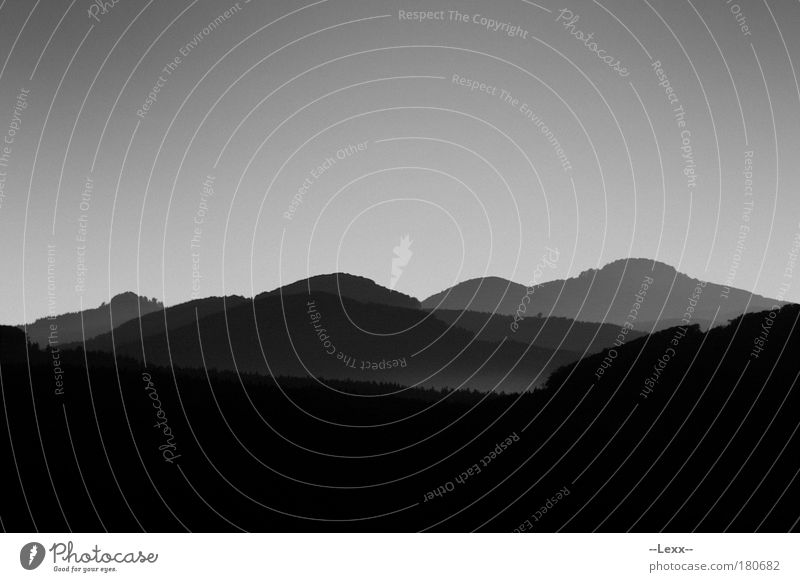 Finsterberge Schwarzweißfoto Außenaufnahme Menschenleer Landschaft Nebel Berge u. Gebirge Gipfel ästhetisch bedrohlich dunkel Ferne kalt trist schwarz