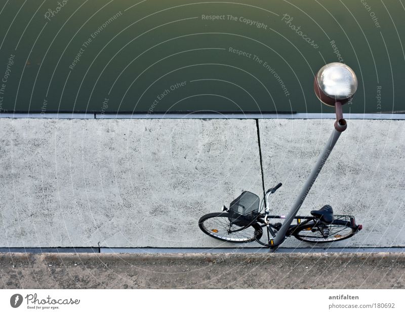 Draufsicht Fahrrad Tourismus Ausflug Städtereise Natur Wasser Herbst Schönes Wetter Flussufer Düsseldorf Deutschland Stadt Hafenstadt Altstadt Mauer Wand