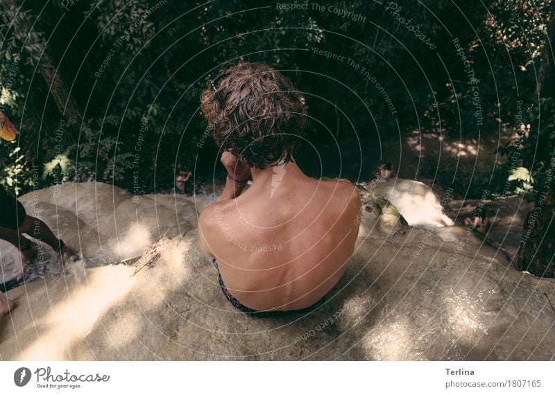 Hoch oben Junger Mann Jugendliche 18-30 Jahre Erwachsene Natur Pflanze Felsen Flussufer Wasserfall entdecken Blick sitzen warten authentisch einfach exotisch