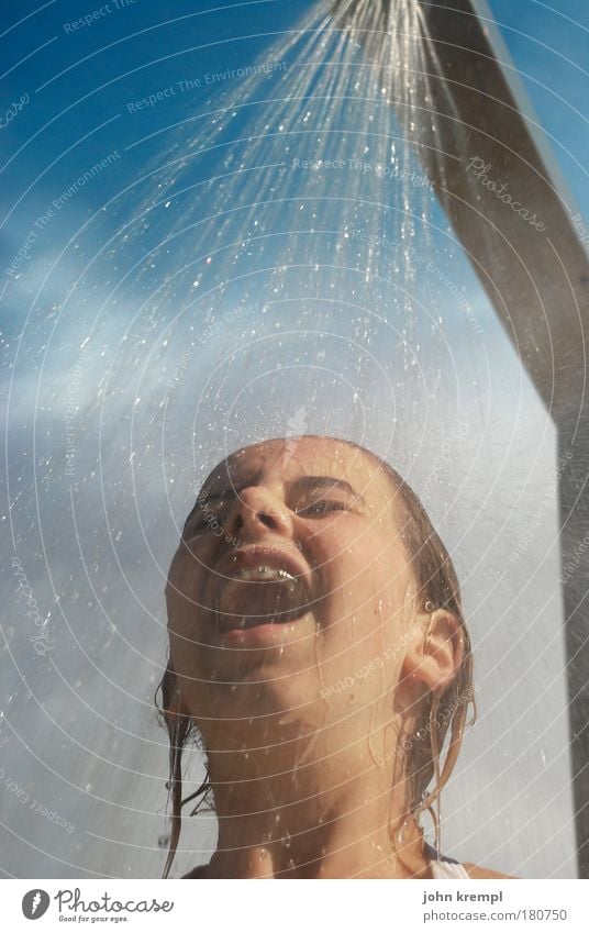 kaltkaltkalt Farbfoto Textfreiraum oben Froschperspektive Ferien & Urlaub & Reisen Sommer Sommerurlaub Sonnenbad Schwimmbad Junge Frau Jugendliche Kopf 1 Mensch