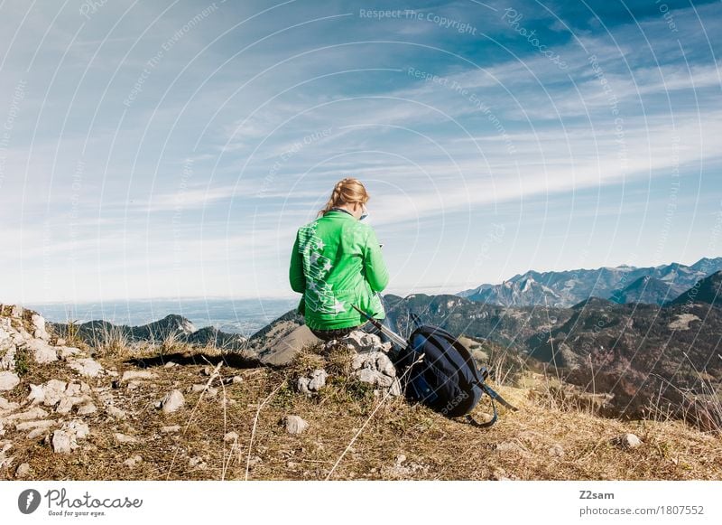 Gipfel Girl wandern Klettern Bergsteigen feminin Junge Frau Jugendliche 1 Mensch 18-30 Jahre Erwachsene Natur Landschaft Himmel Herbst Berge u. Gebirge Jacke