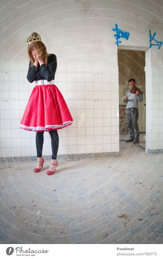 trauerspiel Farbfoto mehrfarbig Weitwinkel Ganzkörperaufnahme Blick nach unten geschlossene Augen Mensch maskulin feminin Junge Frau Jugendliche Junger Mann