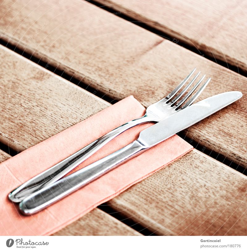 Edelmetall Serviette Gedeck Besteck Messer Gabel Spitze Tisch Restaurant Metall glänzend silber Holz Holztisch Farbfoto Gedeckte Farben Außenaufnahme