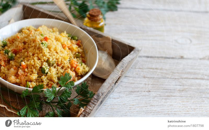 Couscous mit Garnelen und Gemüse Meeresfrüchte Getreide Teigwaren Backwaren Mittagessen Abendessen Schalen & Schüsseln braun gelb Tradition Afrika Afrikanisch