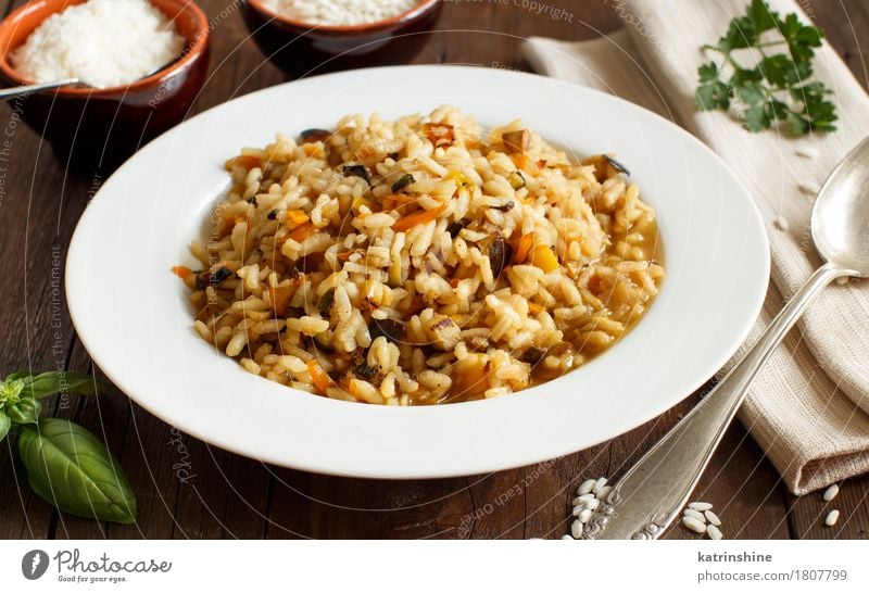 Risotto mit Gemüse und Gewürzen Lebensmittel Getreide Teigwaren Backwaren Ernährung Vegetarische Ernährung Diät Italienische Küche Teller Löffel Gesundheit