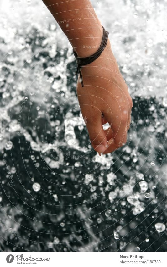 Frische! Farbfoto Außenaufnahme Sommer Mensch Junge Frau Jugendliche Erwachsene Leben Hand 1 Natur Urelemente Wasser Wassertropfen Meer See Flüssigkeit Bewegung