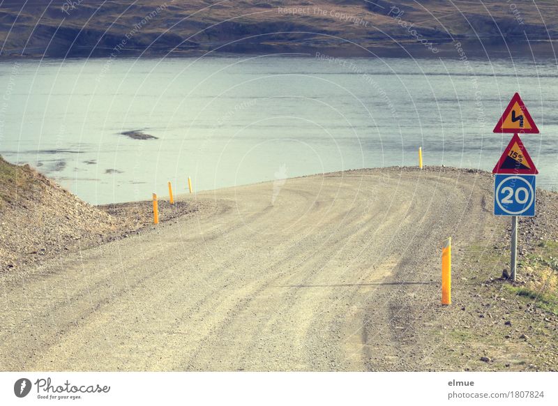 Achterbahn Ferien & Urlaub & Reisen Verkehrsschild Wasser Fjord Steigung Abfahrt Berghang Island Verkehrswege Straßenverkehr Autofahren bedrohlich Vertrauen