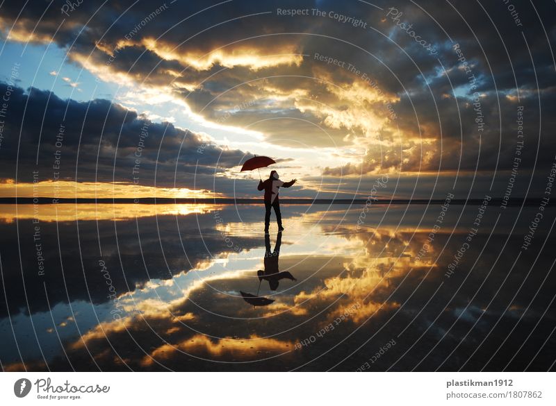 Tanzen auf dem See Mensch Mann Erwachsene Körper 1 Natur Wasser Himmel Wolken Horizont Schönes Wetter frisch Gesundheit Regenschirm Reflexion & Spiegelung rot