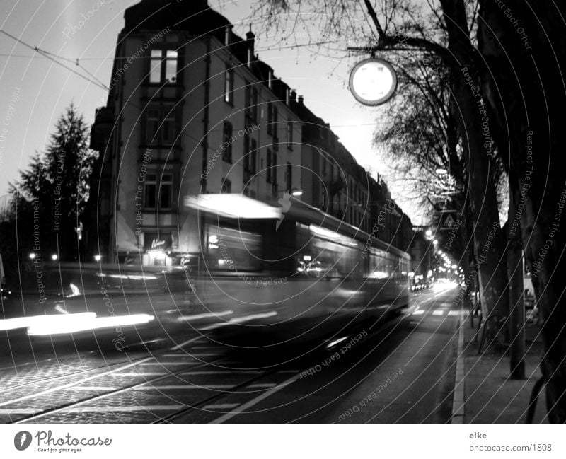 straßenleben Haus Straßenbahn Überbelichtung Gleise Baum Verkehr PKW Schwarzweißfoto