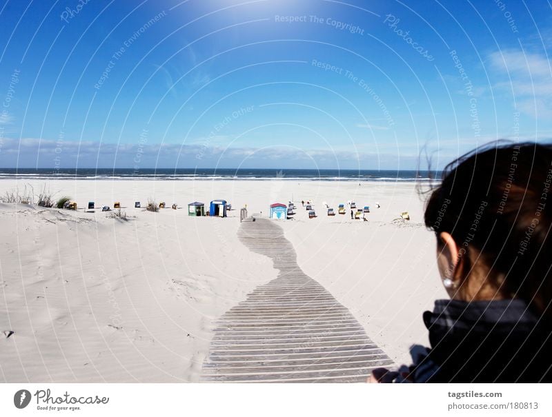 JUST JUIST Juist Insel Frau Farbfoto Textfreiraum oben Ferien & Urlaub & Reisen Sommer sonnen Sonne Steg Wege & Pfade Strand Strandkorb Meer Nordsee Aussicht