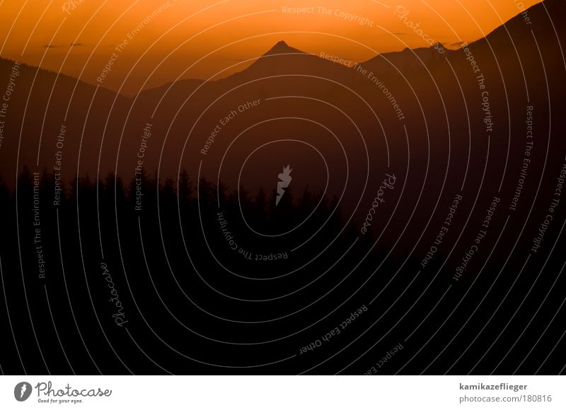 mordor Farbfoto Gedeckte Farben Außenaufnahme Menschenleer Textfreiraum unten Textfreiraum Mitte Abend Dämmerung Silhouette Starke Tiefenschärfe Totale