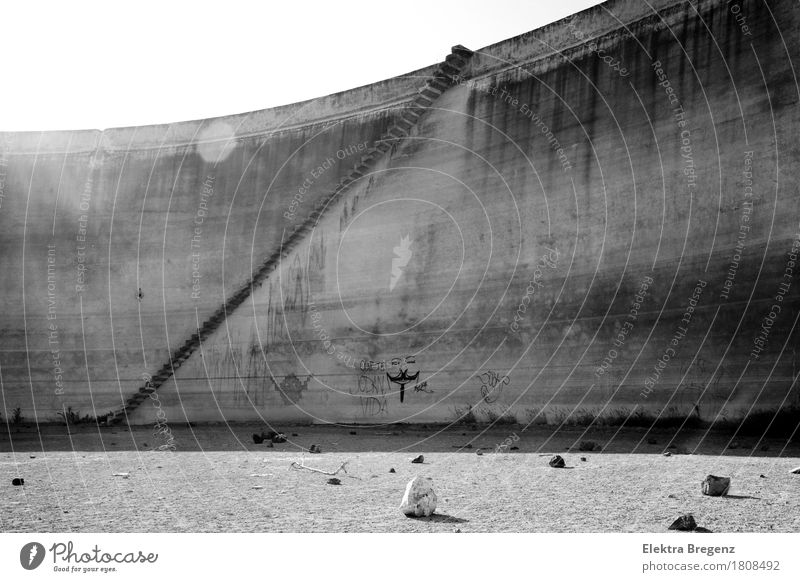 Wasserspeicher, water reservoir, deposito de agua Bauwerk Stein Sand schwarz weiß Stimmung Schwarzweißfoto Außenaufnahme Menschenleer Tag Sonnenlicht