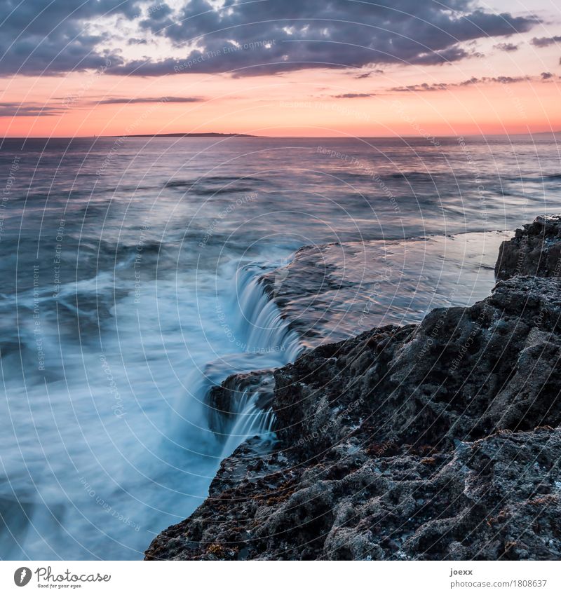 Abfall Meer Wellen Natur Landschaft Wasser Himmel Wolken Sonnenaufgang Sonnenuntergang Schönes Wetter Felsen Küste Republik Irland blau orange schwarz weiß