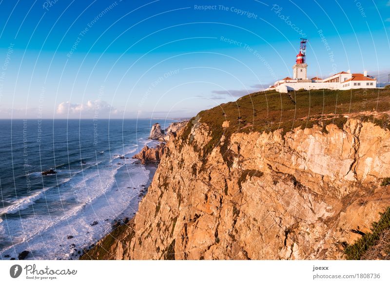 Cabo da Roca Landschaft Schönes Wetter Felsen Wellen Meer Portugal Leuchtturm retro blau braun grün rot weiß Sicherheit Einsamkeit Horizont Ziel Farbfoto