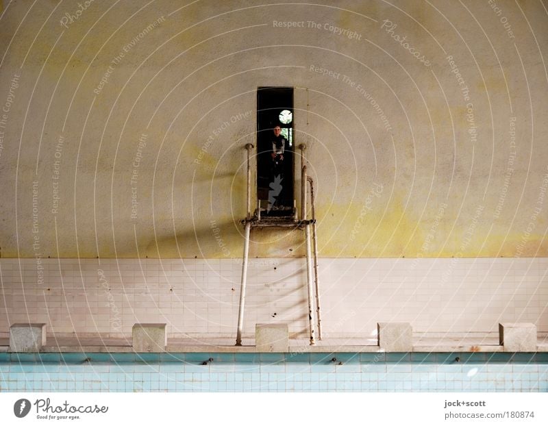 Auf dem Sprung Schwimmbad Sportstätten Brandenburg Ruine Wand stehen historisch Symmetrie Fliesen u. Kacheln Standort Block Startblock Sprungbrett