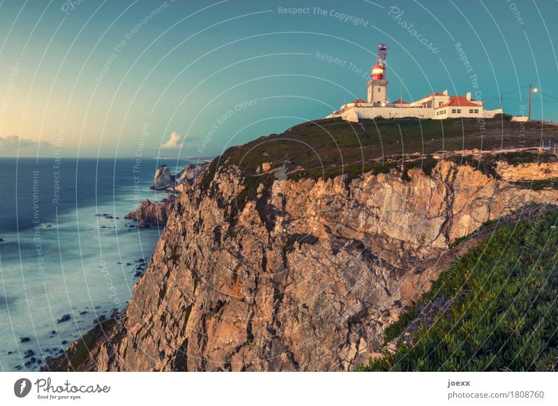 Cabo da Roca Landschaft Himmel Wolken Schönes Wetter Felsen Wellen Küste Meer Portugal Leuchtturm hoch blau braun mehrfarbig grün rot weiß achtsam Sicherheit