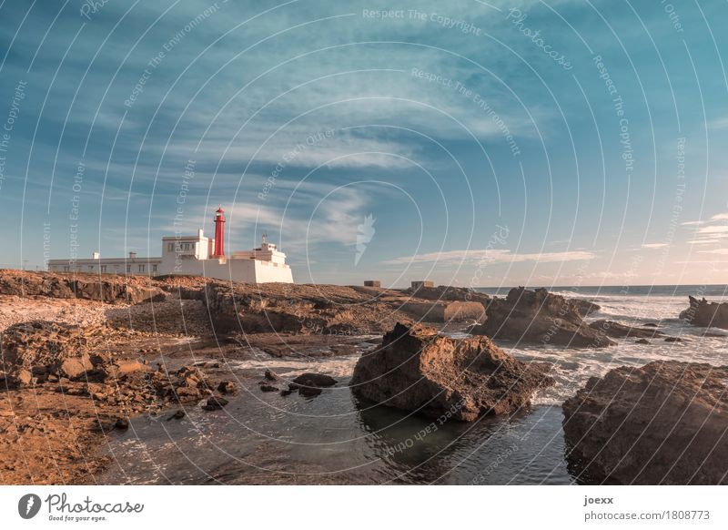 Cabo Raso Himmel Horizont Sommer Schönes Wetter Felsen Küste Portugal Leuchtturm alt blau braun rot weiß Farbfoto mehrfarbig Außenaufnahme Menschenleer Tag