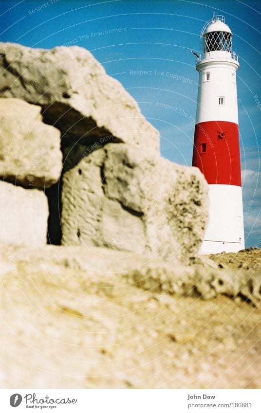 to the lighthouse Insel Sand Hügel Felsen Küste Turm Leuchtturm Bauwerk Architektur Sehenswürdigkeit Schifffahrt Kommunizieren Schutz Geborgenheit gestreift