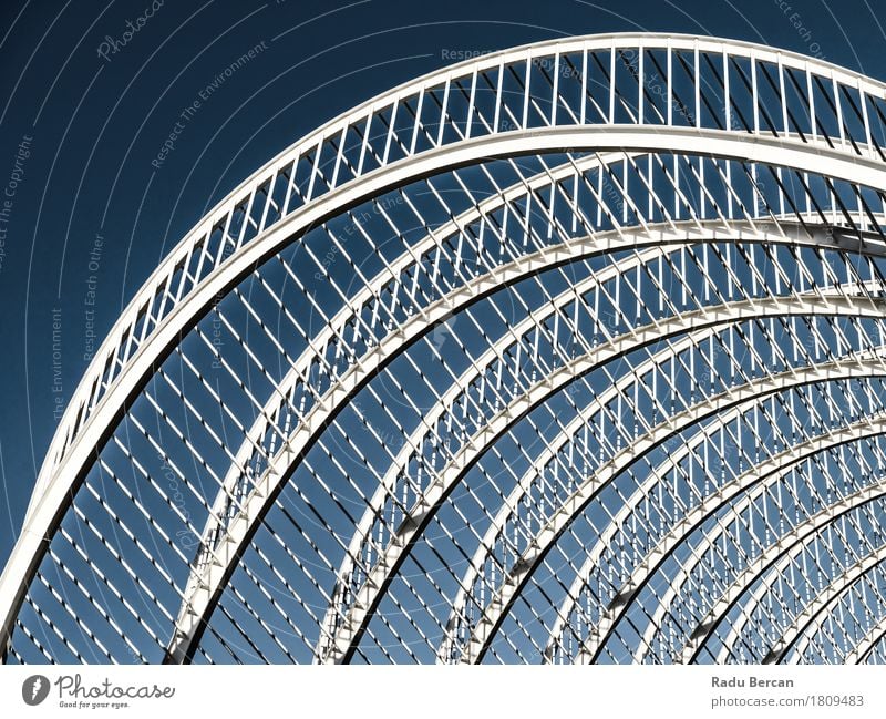 Abstrakte weiße Architektur auf Himmel Stil Design Sommer Haus Stadt Stadtzentrum Bauwerk Gebäude Fassade Metall Stahl ästhetisch authentisch außergewöhnlich