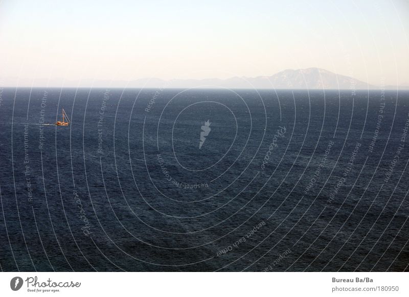 Kleines Boot Farbfoto Tag Weitwinkel Meer Schifffahrt Glück Wasserfahrzeug Türkei Ferien & Urlaub & Reisen Berge u. Gebirge blau