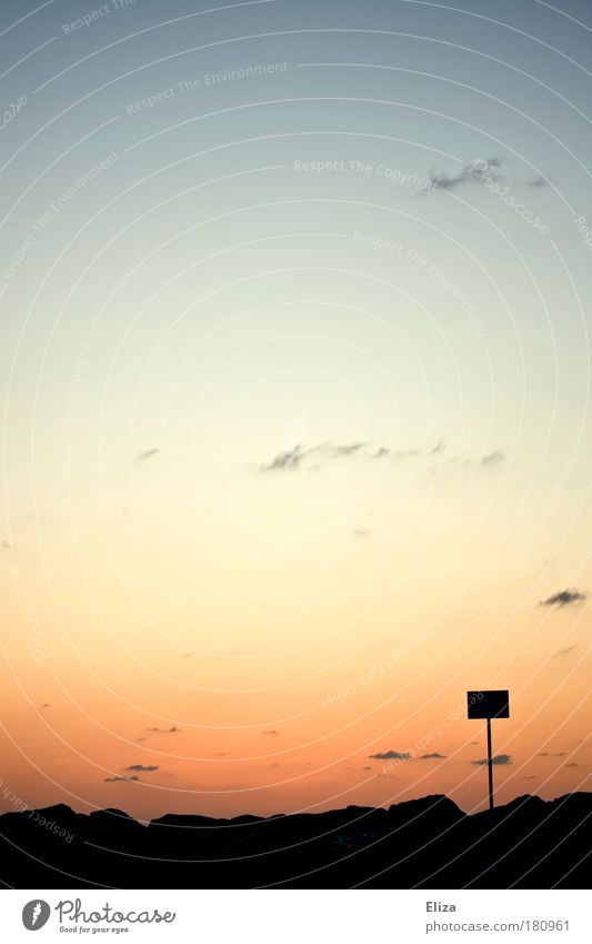 Bedeutungslos Sonnenaufgang Sonnenuntergang Hügel Felsen Küste Schilder & Markierungen Hinweisschild Warnschild Natur Himmel Wolken Ferne Silhouette Landschaft