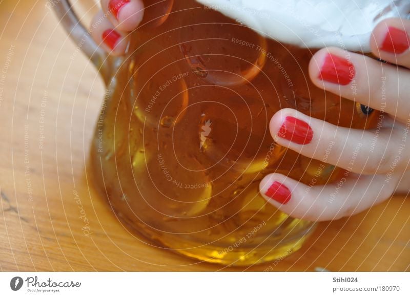 Oktoberfest Farbfoto Nahaufnahme Menschenleer Textfreiraum rechts Froschperspektive Zentralperspektive Alkohol Bier Glas Bierkrug Nagellack trinken Gastronomie