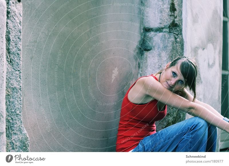 Sitting, Waiting, Wishing Farbfoto Außenaufnahme Textfreiraum links Textfreiraum oben Tag Licht Kontrast Schwache Tiefenschärfe Zentralperspektive Porträt