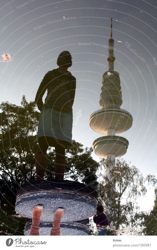 Lomonautin feminin Frau Erwachsene Wasser Baum Teich Hamburger Fernsehturm Turm Schuhe Stiefel stehen Respekt Planten un Blomen - Park reflektieren sich messen