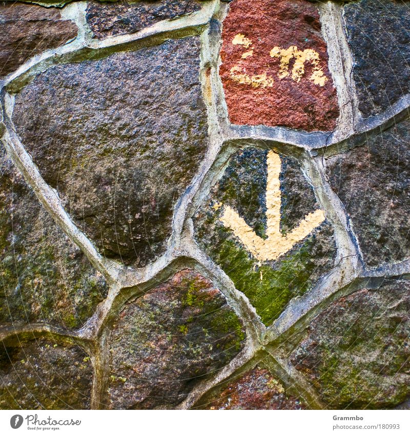 Narrenhände ... Farbfoto Außenaufnahme Menschenleer Zentralperspektive Dorf Haus Burg oder Schloss Bauwerk Mauer Wand alt grün rot Pfeil unten abwärts