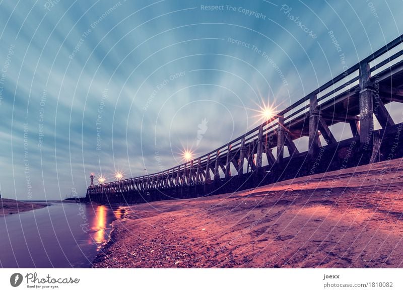 Wie beim allerersten Mal Himmel Wolken Courseulles-sur-Mer Frankreich Kleinstadt Brücke Leuchtturm groß blau braun schwarz Heimweh Fernweh Horizont Idylle