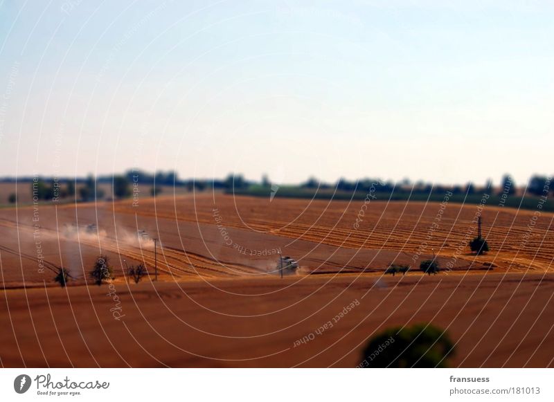 Miniaturernte Farbfoto Außenaufnahme Menschenleer Tag Unschärfe Totale Landschaft Erde Nutzpflanze Feld Traktor Idylle Ernte ernten tilt-shift Herbst Getreide