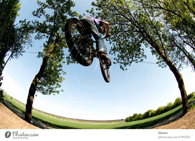 ab durch die Mitte Farbfoto Außenaufnahme Starke Tiefenschärfe Fischauge Mensch maskulin Umwelt Natur Landschaft Fahrradfahren Jeanshose fliegen Sport springen