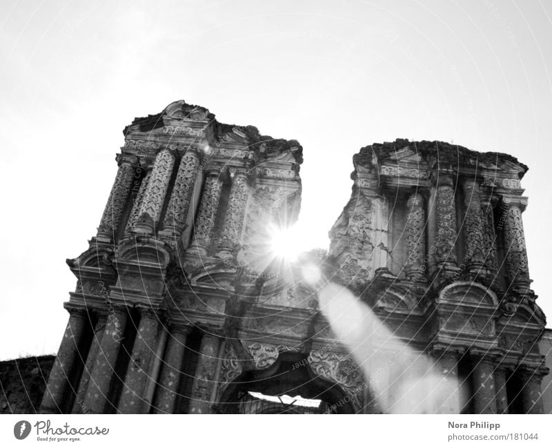 Sonnenstrahl und Ruine Schwarzweißfoto Außenaufnahme Tag Licht Schatten Lichterscheinung Sonnenlicht Sonnenstrahlen Gegenlicht Froschperspektive Antigua