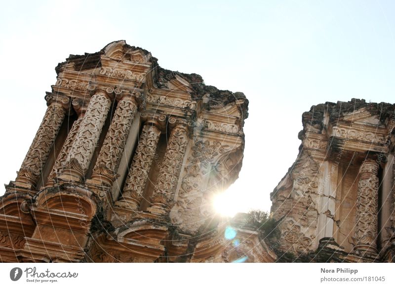 Ruine Farbfoto Gedeckte Farben Außenaufnahme Licht Sonnenlicht Gegenlicht Froschperspektive Himmel Antigua Guatemala Mittelamerika Altstadt Kirche Bauwerk