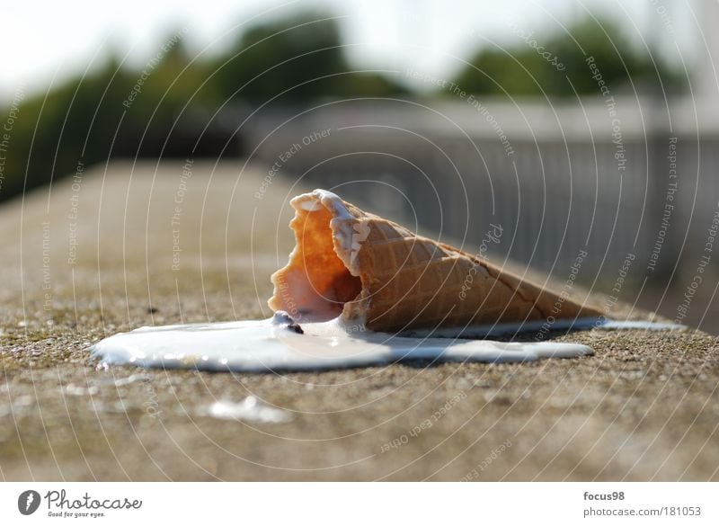 Jetzt schmilzt`s Farbfoto Außenaufnahme Detailaufnahme Tag Starke Tiefenschärfe Froschperspektive Lebensmittel Milcherzeugnisse Speiseeis Süßwaren Ernährung