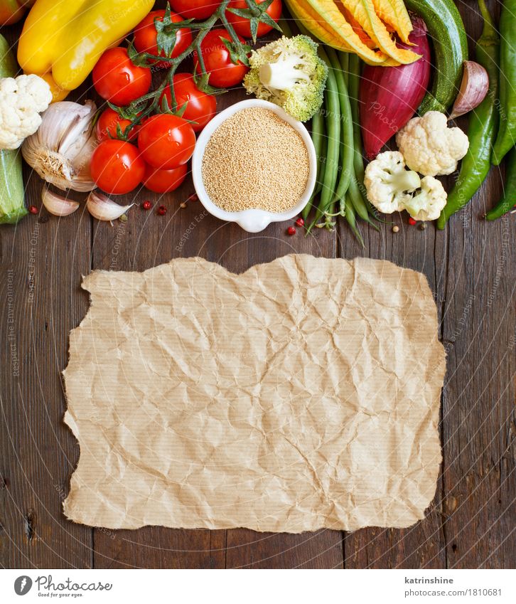 Rohes Amarant-Korn in einer Schüssel und in einem Gemüse Getreide Vegetarische Ernährung Diät Schalen & Schüsseln Papier frisch natürlich gelb grün rot Müsli