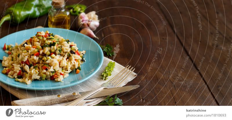 Risotto mit Gemüse Getreide Ernährung Mittagessen Abendessen Vegetarische Ernährung Diät Italienische Küche Teller Flasche Gabel Holz lecker Koch kochen & garen