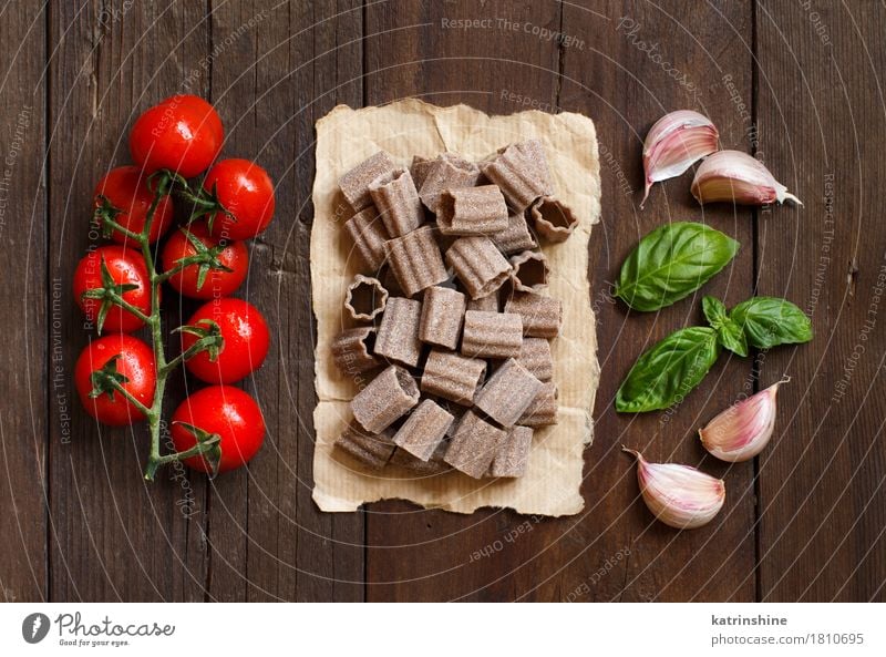 Rohe italienische Pasta, Basilikum und Gemüse Teigwaren Backwaren Kräuter & Gewürze Ernährung Vegetarische Ernährung Diät Italienische Küche Tisch Blatt dunkel