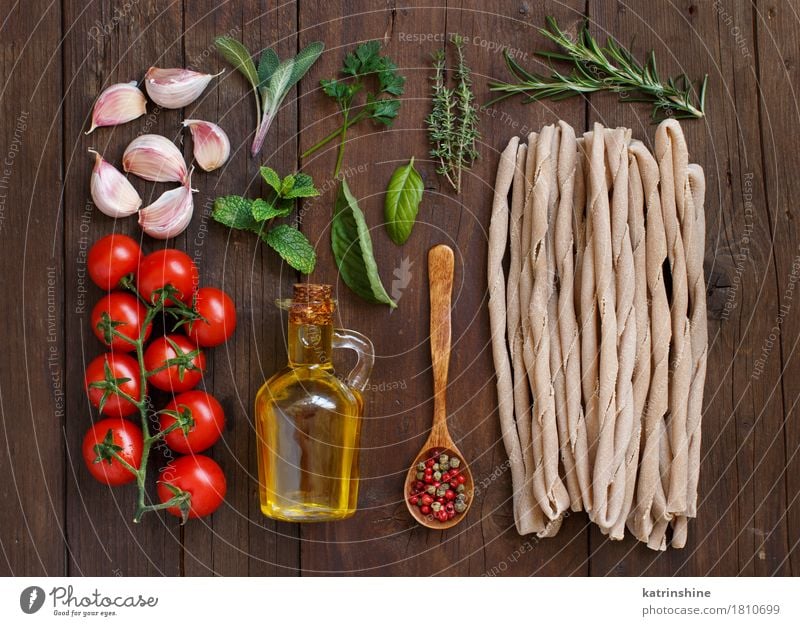 Vollkornnudeln, Gemüse, Kräuter und Olivenöl Teigwaren Backwaren Kräuter & Gewürze Öl Vegetarische Ernährung Diät Italienische Küche Flasche Löffel Tisch Blatt