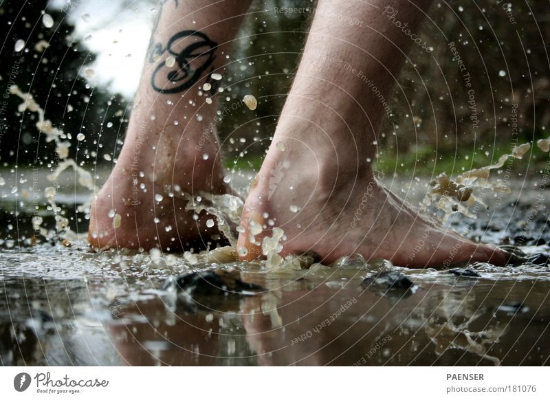 Ab in die Pfütz Farbfoto Außenaufnahme Textfreiraum unten Tag Schwache Tiefenschärfe Fußgänger Schwimmen & Baden Reinigen springen braun schwarz Freude kalt