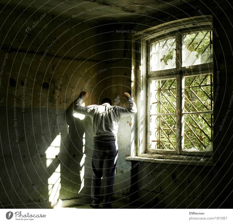 hinter Gittern II Krankheit Mensch maskulin 1 Hütte Ruine Mauer Wand Fenster Hose Jacke Blühend hocken schreien stehen dreckig dunkel fantastisch gruselig