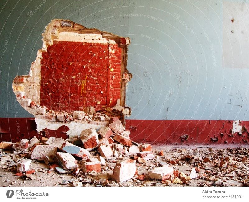 herausgefallen Farbfoto Gedeckte Farben Innenaufnahme Menschenleer Textfreiraum rechts Tag Kontrast Mauer Wand entdecken Aggression alt dreckig blau rot Kraft