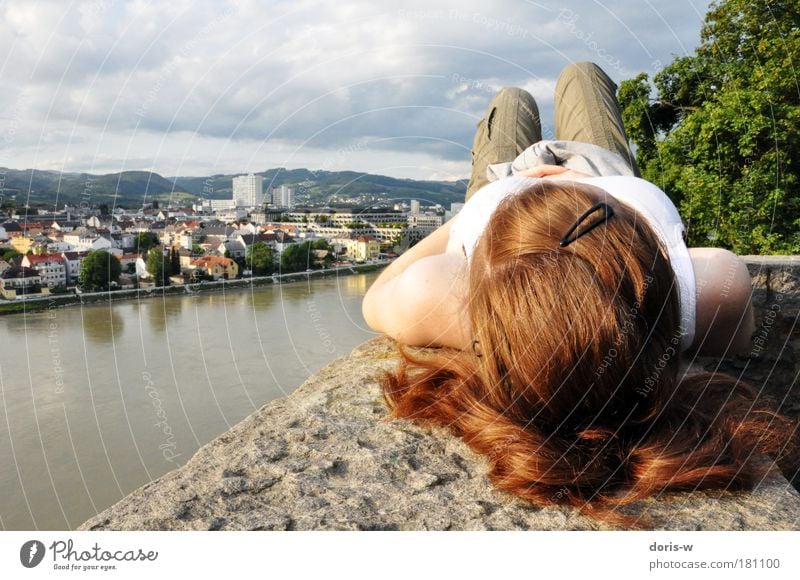 blick zum himmel feminin Junge Frau Jugendliche Erwachsene Kopf Denken Erholung liegen schlafen warten schön dünn grün rot Gelassenheit geduldig ruhig