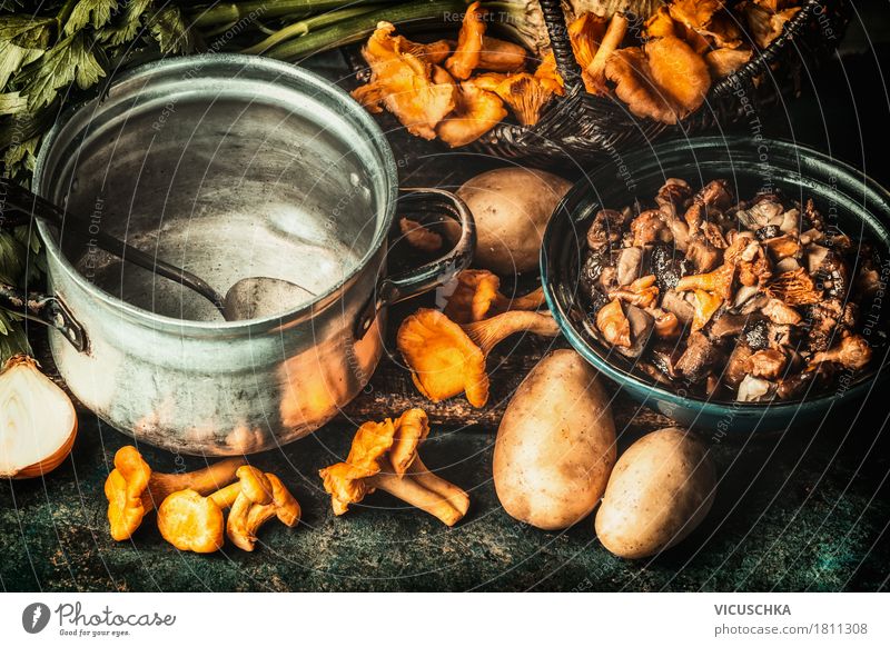 Waldpilze, Zutaten und Kochtopf Lebensmittel Gemüse Suppe Eintopf Ernährung Mittagessen Abendessen Festessen Bioprodukte Vegetarische Ernährung Geschirr