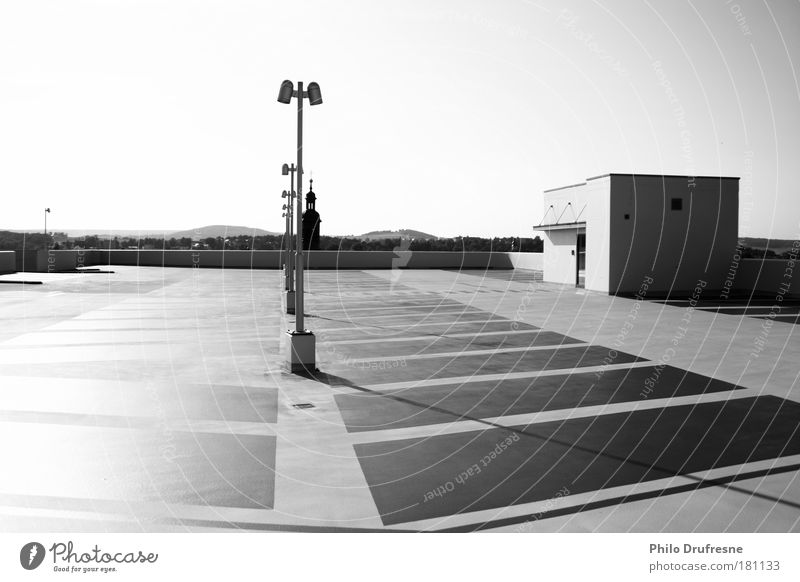 Ruhe Schwarzweißfoto Außenaufnahme Menschenleer Tag Licht Schatten Kontrast Sonnenlicht Sonnenstrahlen Totale Stadt Parkhaus Mauer Wand Tür Beton