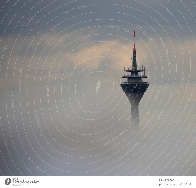 Funkturm über den Wolken? Farbfoto Gedeckte Farben Außenaufnahme Menschenleer Tag Unschärfe Telekommunikation Technik & Technologie Fortschritt Zukunft