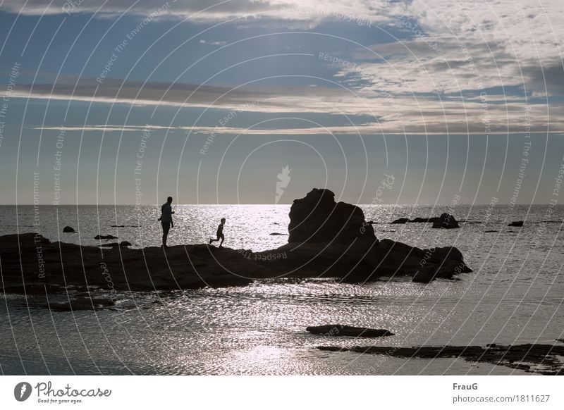 Vater und Sohn Fotograf Sommer Strand Meer Mensch maskulin Kind Junge Mann Erwachsene 2 Wolken Sonnenaufgang Sonnenuntergang Ostsee Insel Stein Wasser laufen