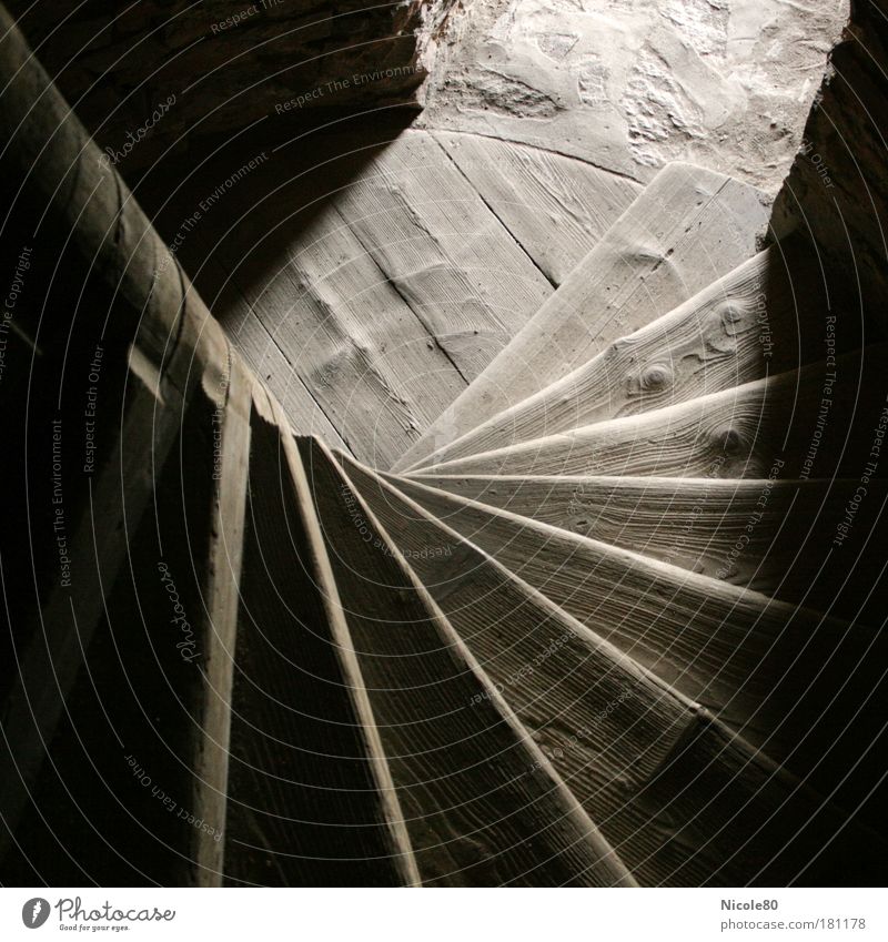 Wendeltreppe Gedeckte Farben Innenaufnahme Menschenleer Licht Schatten Treppe alt Leben Wandel & Veränderung Wege & Pfade Holztreppe Holzfußboden Turm Ausweg